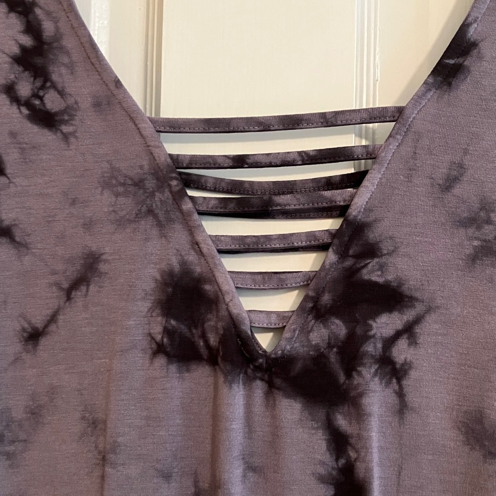 Olive & Oak Black and Gray Tie-Dye V-Neck Tee - Picture 6 of 6